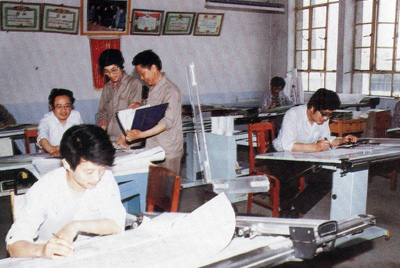 從1984年第一季度到抓管理上登記全面提高企業(yè)素質(zhì)驗(yàn)收前，采取分線檢查、總結(jié)成績、找出差距、提出措施、限期整改的方法，使各項(xiàng)工作在整頓中鞏固提高，在鞏固提高中進(jìn)行再整頓，再提高。