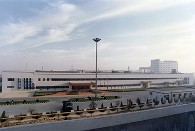 1995年5月30日，山推與日本小松株式會(huì)社合資成立小松山推工程機(jī)械有限公司