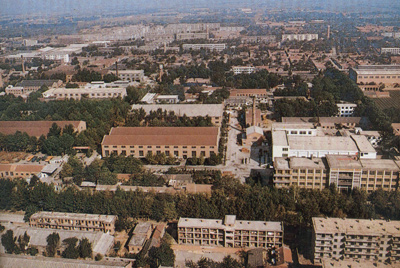 推土機(jī)總廠本部廠區(qū)。山東推土機(jī)總廠建立時(shí)，固定資產(chǎn)原值為2569萬元，占地面積為517538平方米，建筑面積為170861平方米。
