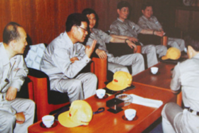 為了學(xué)習(xí)外國先進(jìn)技術(shù)和管理方法，前往引進(jìn)技術(shù)與設(shè)備的國家進(jìn)行實(shí)地考察。薛仲光廠長在日本。