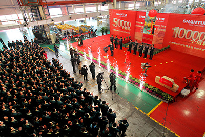 推土機(jī)事業(yè)部總裝工廠隆重舉行推土機(jī)第50000臺(tái)下線慶典儀式。這一激動(dòng)人心的歷史時(shí)刻標(biāo)志著50000臺(tái)不僅僅是一個(gè)數(shù)量的積累，更是山推管理水平、生產(chǎn)規(guī)模、制造技術(shù)、研發(fā)能力、銷售能力等綜合能力的體現(xiàn)，標(biāo)志著山推推土機(jī)產(chǎn)業(yè)整體實(shí)力進(jìn)一步增強(qiáng)，是從量變到質(zhì)變的飛躍。