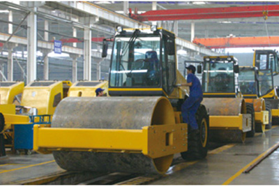 2002年2月，由履帶廠開發(fā)研制的YZ18液壓振動(dòng)壓路機(jī)，順利下線。