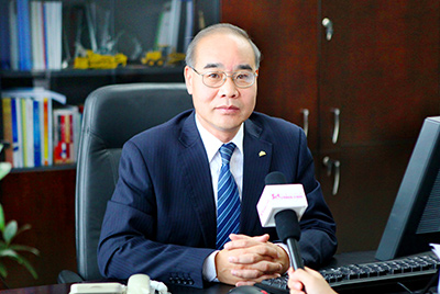 張秀文董事長在接受中國山東網(wǎng)專題采訪時(shí)，就公司踐行“厚道魯商”倡樹行動(dòng)進(jìn)行回答，介紹了山推把“仁義、誠信、厚道”的文化精髓融入到生產(chǎn)經(jīng)營的全過程的典型做法和“誠敬做產(chǎn)品，誠信做企業(yè)”的經(jīng)營理念，在工程機(jī)械行業(yè)樹立起了“厚德堅(jiān)韌”的山東國企形象