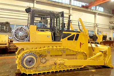 世界上第一臺(tái)燃?xì)庑吐膸酵仆翙C(jī)——SD20-5（LNG）在研究總院新產(chǎn)品試制中心下線。SD20-5（LNG）履帶式推土機(jī)是公司順應(yīng)行業(yè)發(fā)展趨勢(shì)開發(fā)的一款節(jié)能、環(huán)保產(chǎn)品，整機(jī)采用天然氣專用發(fā)動(dòng)機(jī)，燃燒后無積炭，滿足stageIIIA排放，壽命更長，維修頻率更低。