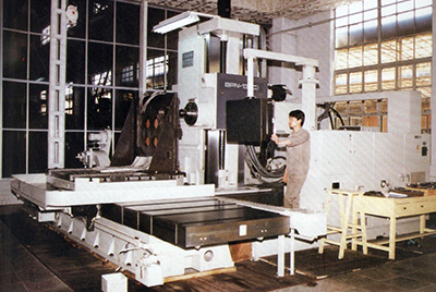 BPN-13B(R4)數(shù)控臥式加工中心。廠房擴(kuò)建加大，設(shè)備填平補(bǔ)齊，增加精、大、稀設(shè)備，新上生產(chǎn)線，提高企業(yè)裝備素質(zhì)，使山推廠成為名副其實(shí)的大馬力推土機(jī)生產(chǎn)廠。