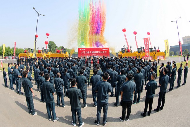 5月17日，山推向中煤平朔集團(tuán)一次性交付六臺(tái)中國最大馬力推土機(jī)。